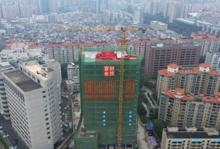 華坤匠心傾注｜廣東智慧廣電數字產業中心（一期）喜封金頂